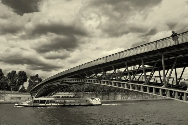 Вид на мост через реку (сепия тонированная) ). — стоковое фото