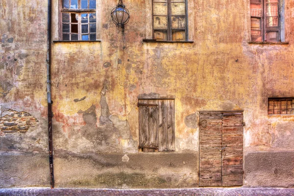 Old abandoned house. Serralunga D'Alba, Italy. — Stock Photo, Image