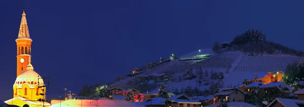 Verschneite Alba am Abend. piemont, norditalien. — Stockfoto
