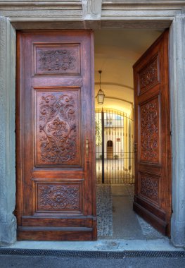 süslü ahşap kapı. Bir La morra, İtalya.