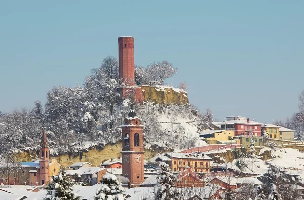 Liten stad under snön. Corneliano d'alba, Italien. — Stockfoto