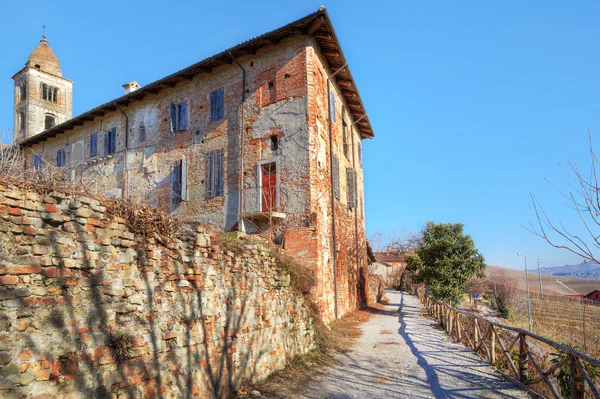 Abadia velha na cidade de La Morra, no norte da Itália . — Fotografia de Stock