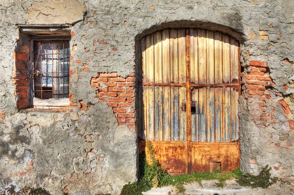 Gamla hus. La morra, norra Italien. — Stockfoto