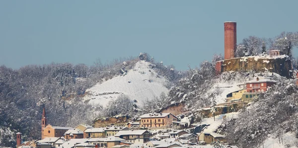 Pequeño pueblo cubierto de nieve. Corneliano D 'Alba, Italia . —  Fotos de Stock