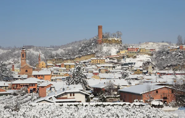 Stadt mit Schnee bedeckt. Corneliano d 'alba, Italien. — Stockfoto