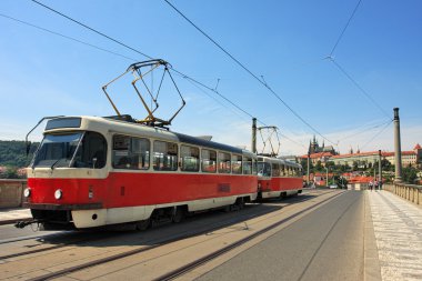 Köprüde tramvay. Prague, Çek Cumhuriyeti.