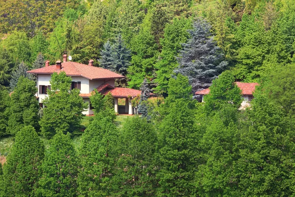 Ağaçların arasında bir ev. Piedmont, İtalya. — Stok fotoğraf