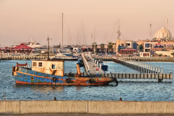 Gammal rostig fartyget. Ashkelon, israel. — Stockfoto