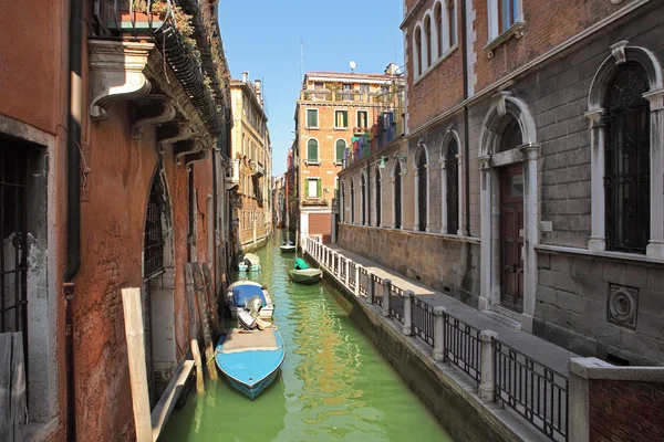 Liten kanal. Venedig, Italien. — Stockfoto