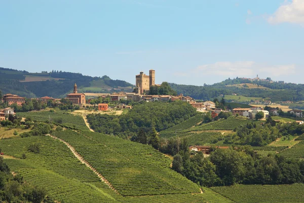 A kastély a hegyen. Piemont Észak-Olaszország. — Stock Fotó