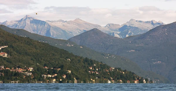 Dağlar ve tepeler civarı lake maggiore. — Stok fotoğraf