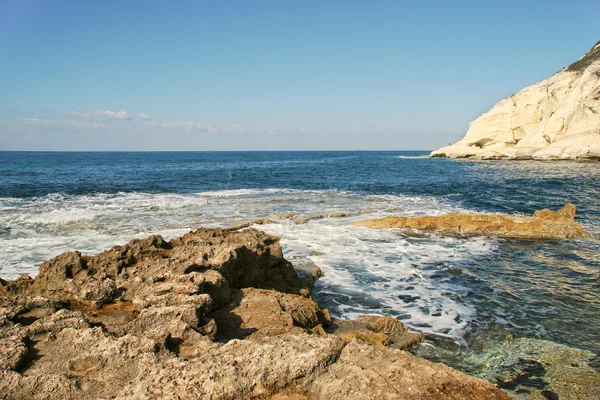 Felsen und Meer. rosh hanikra, israel. — Stockfoto