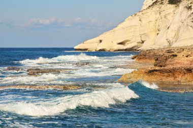 kayalar ve dalgalar. mesiterranean deniz, İsrail.