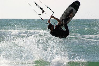 kitesurfer su üzerine atlar.