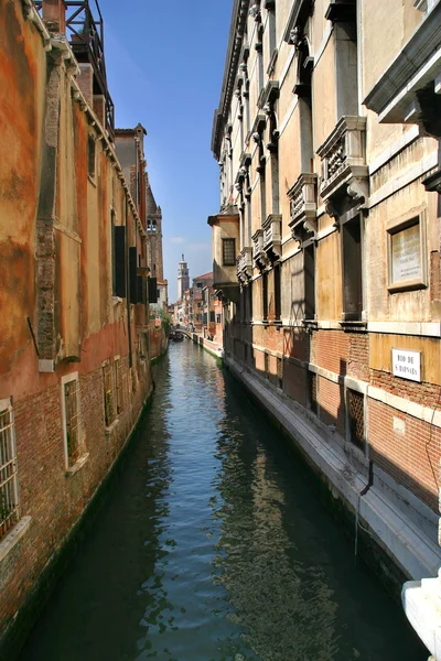 Úzkým průlivem. Benátky, Itálie. — Stock fotografie