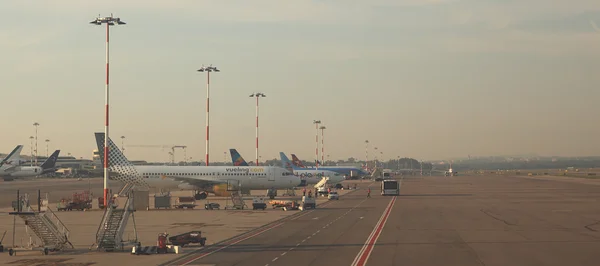 Aeronaves de passageiros no aeroporto . — Fotografia de Stock