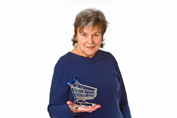 Mujer senior holding modelo vacío carrito de compras —  Fotos de Stock