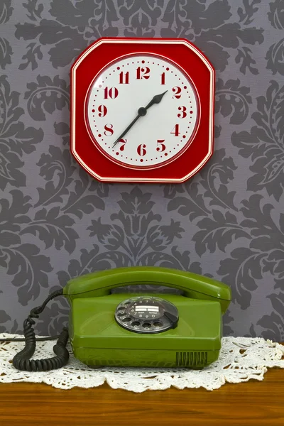 Старомодный телефон и часы — стоковое фото