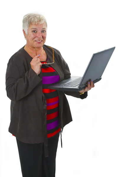 Happy senior féminin avec ordinateur portable — Photo