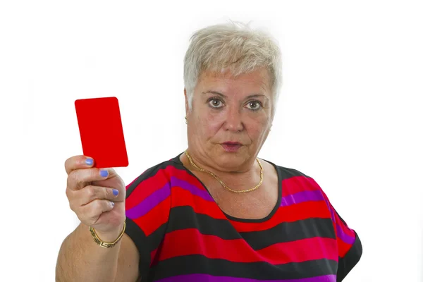 Vrouwelijke senior toont rode kaart — Stockfoto
