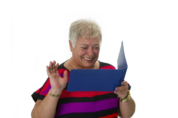 Жінка старший, дивлячись на звіт про обліковий запис — стокове фото