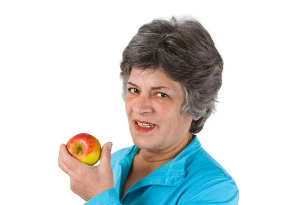 Старшая женщина ест яблоко — стоковое фото