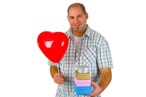 Молодий чоловік з червоною кулею і подарунковою коробкою — стокове фото
