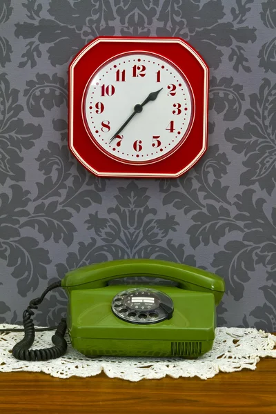Ретро телефон и кухонные часы — стоковое фото
