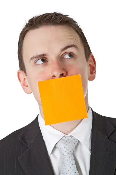 Empresário com uma nota adesiva em branco sobre a boca — Fotografia de Stock