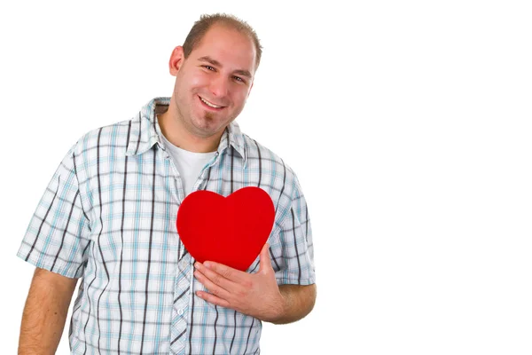 Молодий чоловік тримає червоне серце — стокове фото