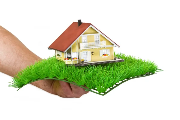 Modello casa su prato di erba — Foto Stock