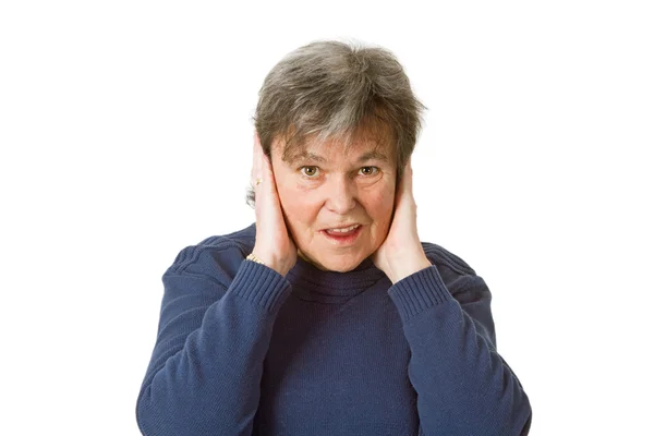 Senior mulher segurando seus ouvidos — Fotografia de Stock