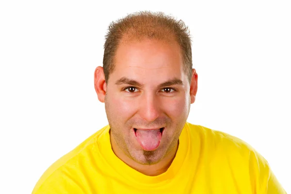 若い男が彼の舌を出す — ストック写真
