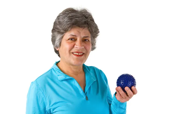 Seniorin hält Massageball — Stockfoto