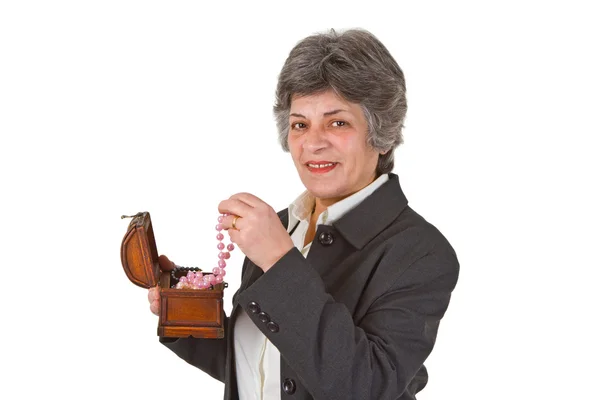 Kvinnliga senior med pärlhalsband — Stockfoto