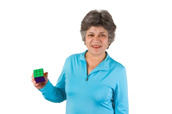 Leende kvinna senior hålla en kub — Stockfoto