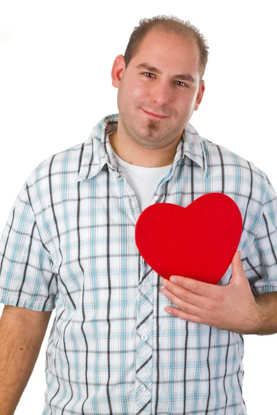 Genç adam kırmızı kalbi tutuyor. — Stok fotoğraf