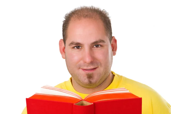 Молодой человек читает книгу — стоковое фото