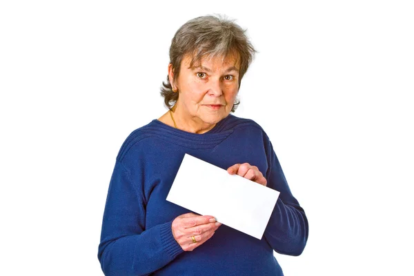 Femme senior tenant enveloppe blanche — Photo