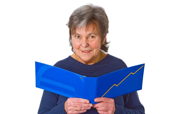 Mujer senior mirando el estado de cuenta — Foto de Stock