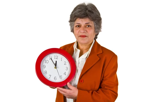 Senior hermosa mujer sosteniendo un reloj redondo —  Fotos de Stock