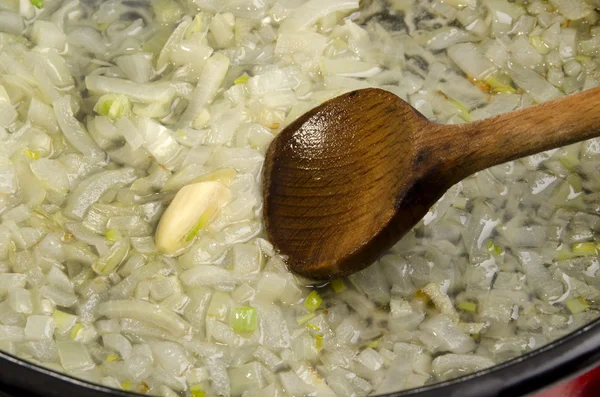 L'ail et les oignons sont frits dans une casserole — Photo