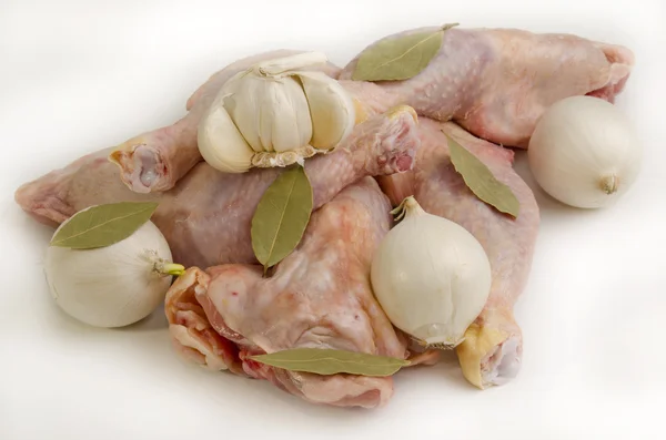 Uda z kurczaka z cebulą, czosnkiem i liść laurowy — Zdjęcie stockowe