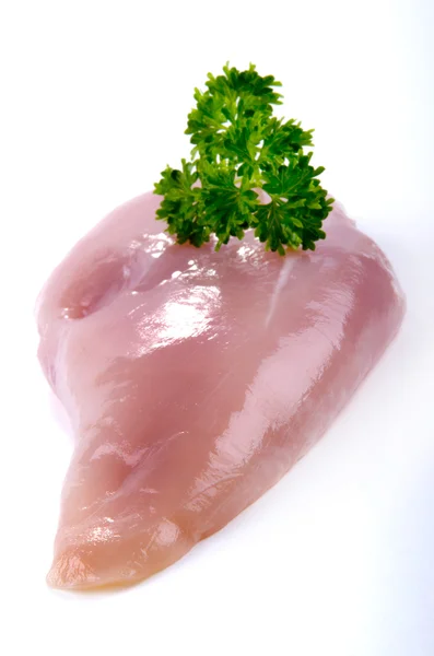 Rå kycklingfilé med persilja — Stockfoto