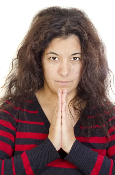 Молодая женщина с веснушками в благочестивой молитве — стоковое фото