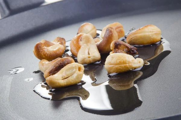 Några cashewnötter med olivolja — Stockfoto