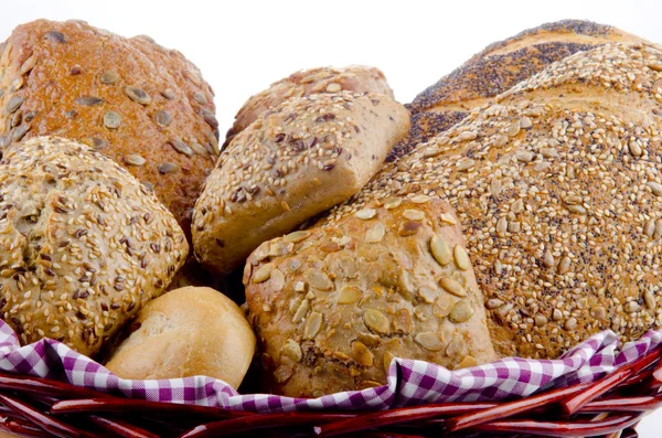 Tahıllı ekmek ve bir sepet içinde rulo — Stok fotoğraf