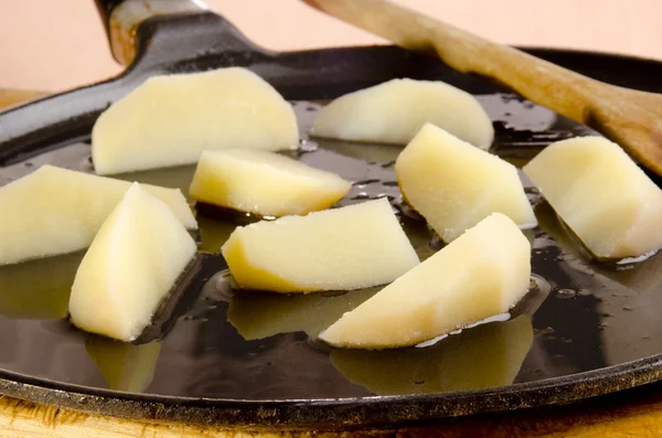 Les quartiers de pommes de terre sont frits à l'huile d'olive — Photo