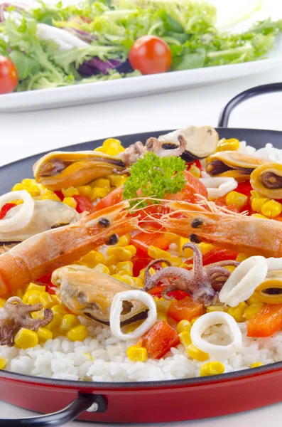 Paella espanhola com frutos do mar orgânicos — Fotografia de Stock