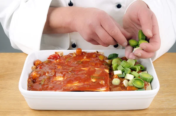 Chef-kok bereid lasagne met gesneden?? prei — Stockfoto
